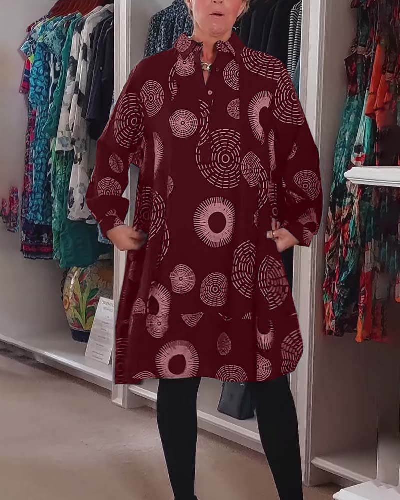 Stilla | Kjole med revers og geometrisk print