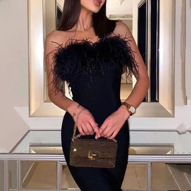 Stilla | Elegant Strapless Kjole Med Fjer