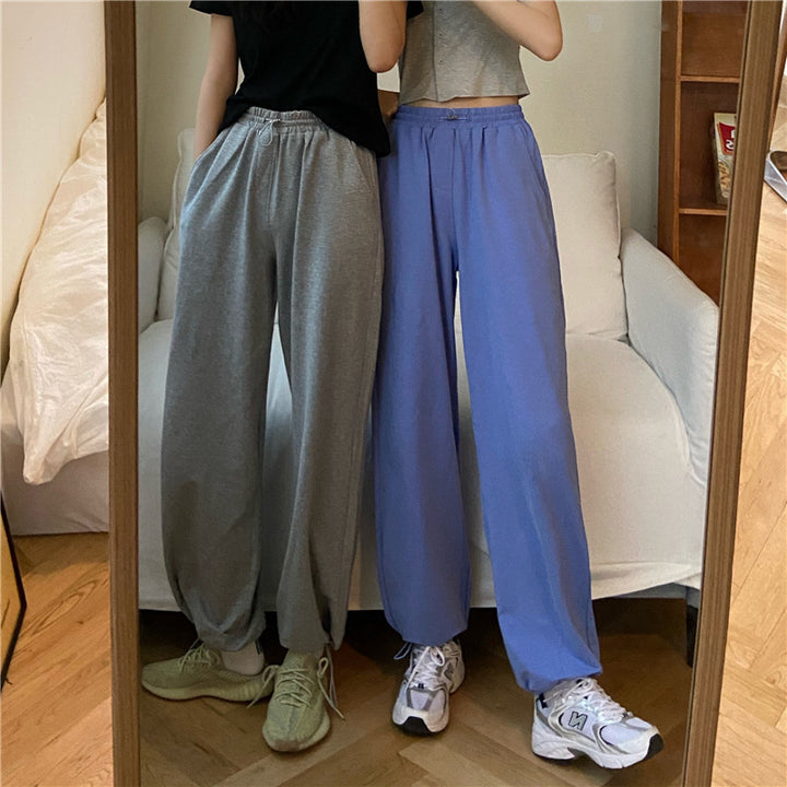Kvindernes afslappede cropped top med en stilfuld knude og sikre stropper