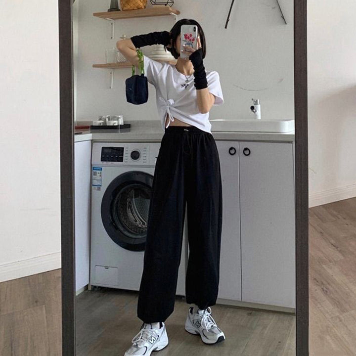 Kvindernes afslappede cropped top med en stilfuld knude og sikre stropper