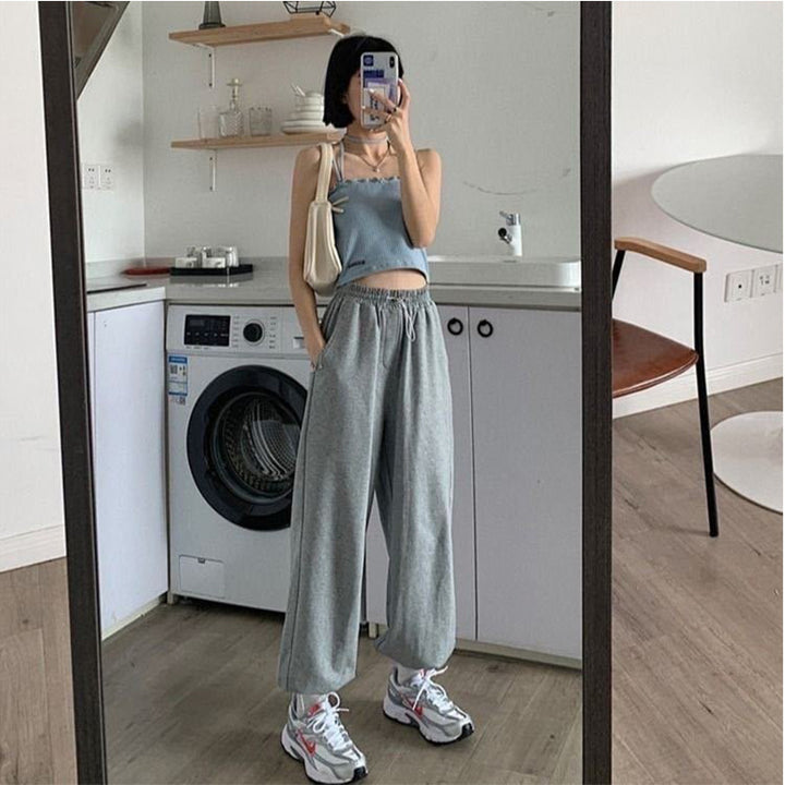 Kvindernes afslappede cropped top med en stilfuld knude og sikre stropper
