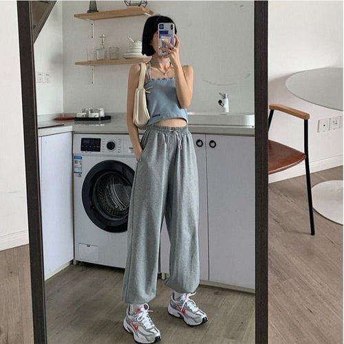Kvindernes afslappede cropped top med en stilfuld knude og sikre stropper