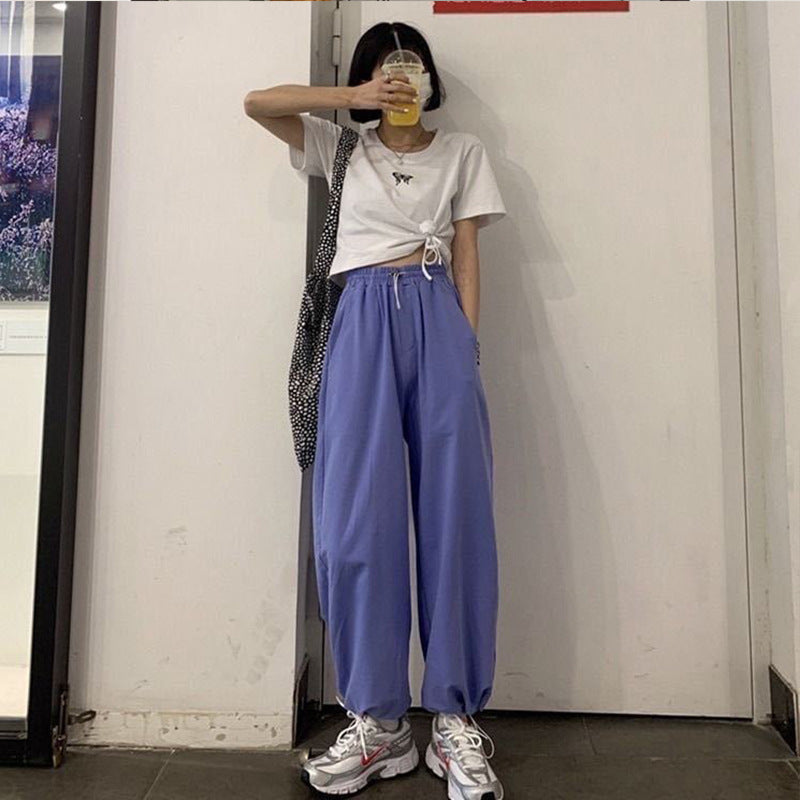 Kvindernes afslappede cropped top med en stilfuld knude og sikre stropper