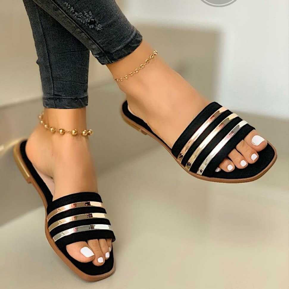 Dame nan flade slip-onsandaler med flerede metallicstriber og polstret komfortfodbed Skovae