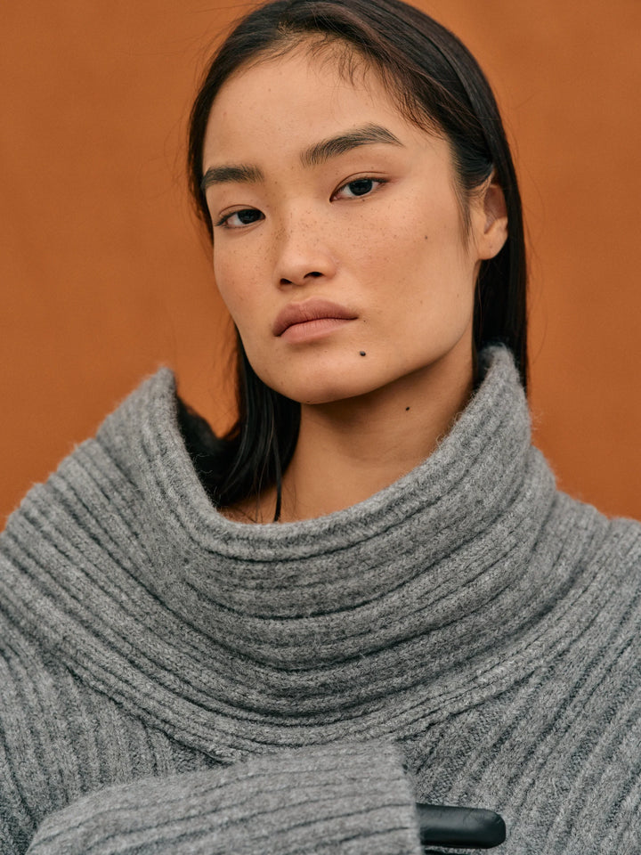 Stilla | Oversize-strikpullover med stigende V-udskæring