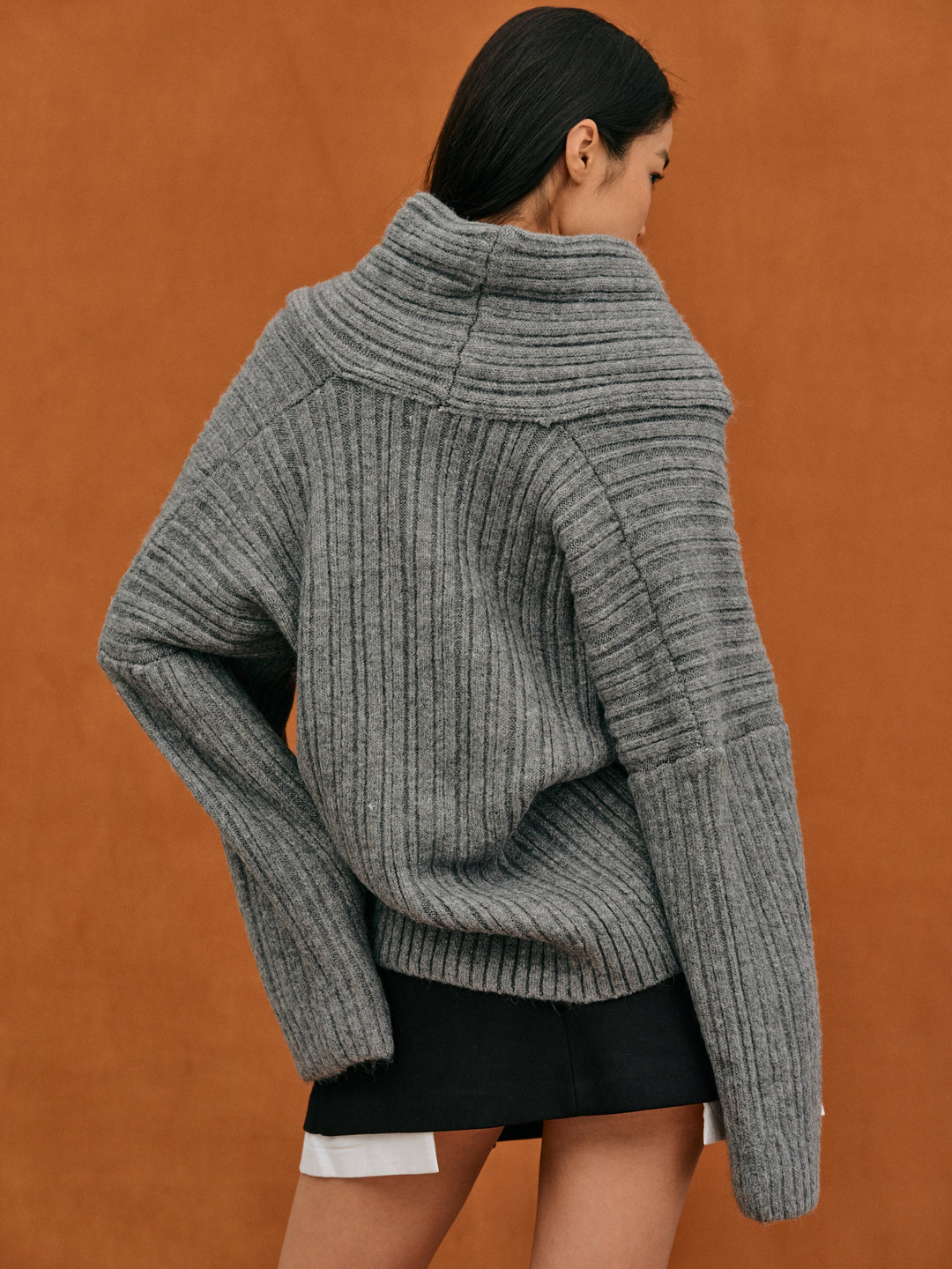 Stilla | Oversize-strikpullover med stigende V-udskæring