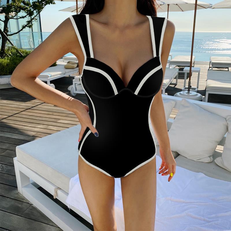 Dame Sporty Én-piece Badedragt med elegant detalje Skovae