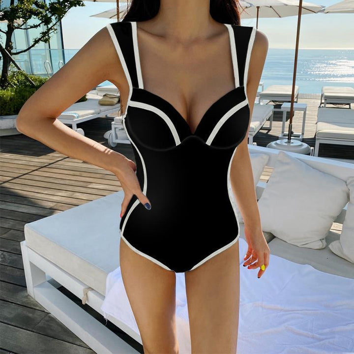 Dame Sporty Én-piece Badedragt med elegant detalje Skovae