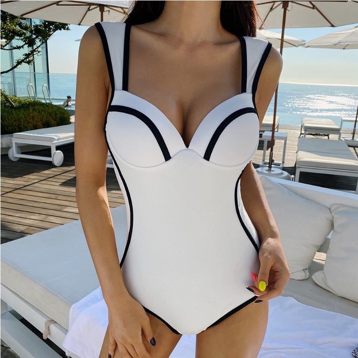 Dame Sporty Én-piece Badedragt med elegant detalje Skovae