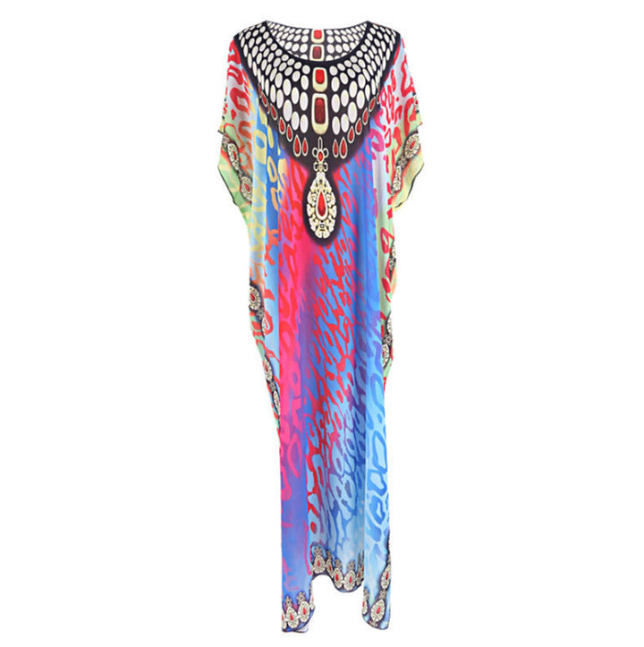 Dame luftig strandkaftan med farverig mønsterblanding og elegant smykkedesign Stilla