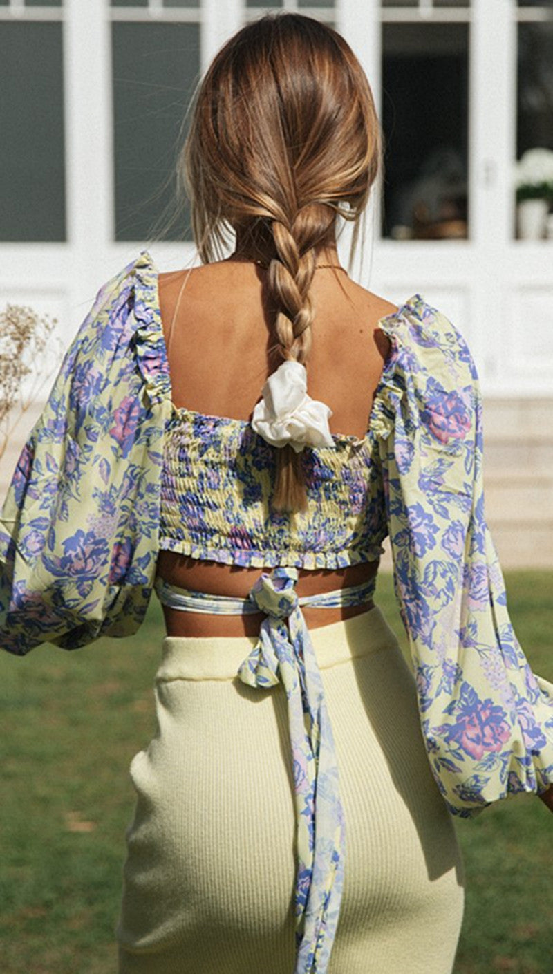 Dame top i romantisk vintage-stil med voluminøse ærmer og blomstret mønster Stilla