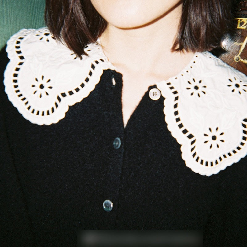 Damebluse med dekorativ spidskrave og elegant knaplukning Stilla
