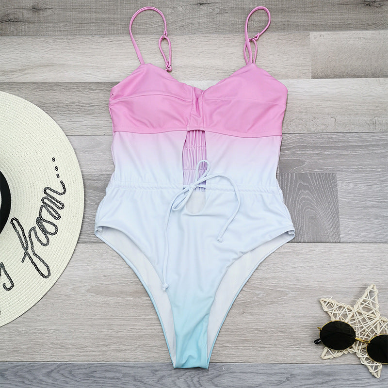 Dame one-piece badedragt med trendy cut-out-design og feminine snøre detaljer Stilla