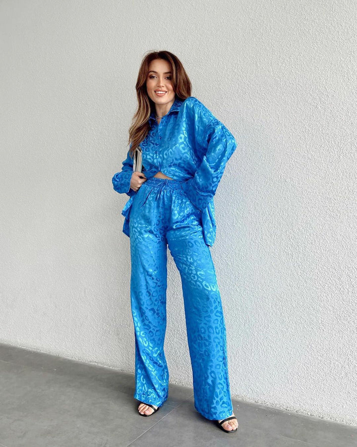 Stilla | Outfit Skjorte og Bukser i trykt Satin Leopard