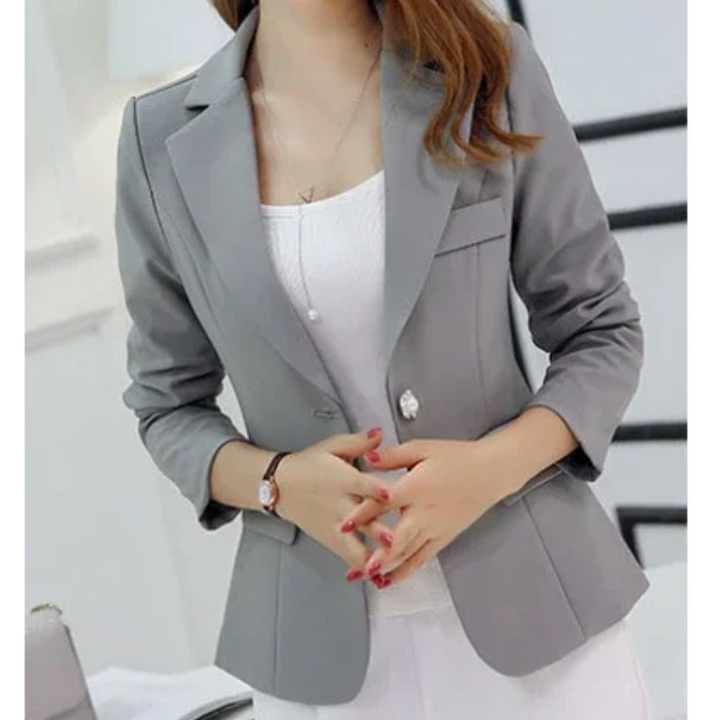 Stilla | Elegant Blazer Til Kvinder Med Knaplukning Ved Anklen