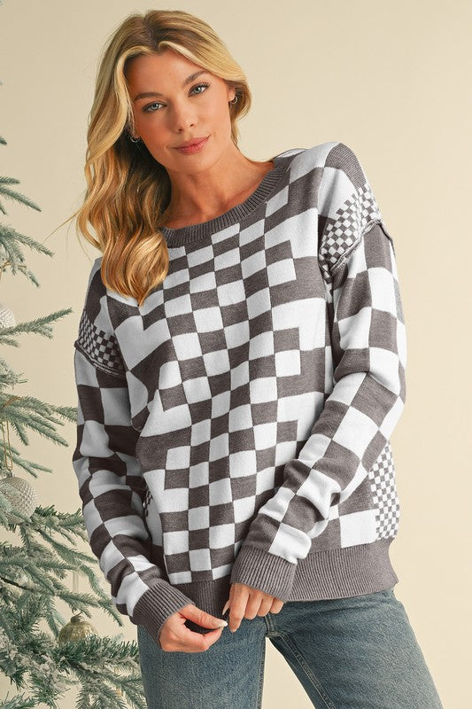 Stilla | Rund hals pullover med ternet mønster og faldende skuldre