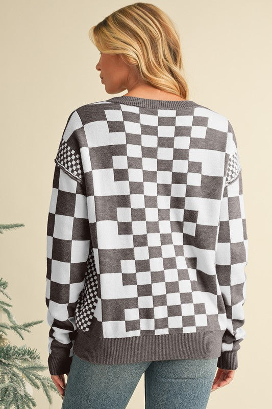 Stilla | Rund hals pullover med ternet mønster og faldende skuldre