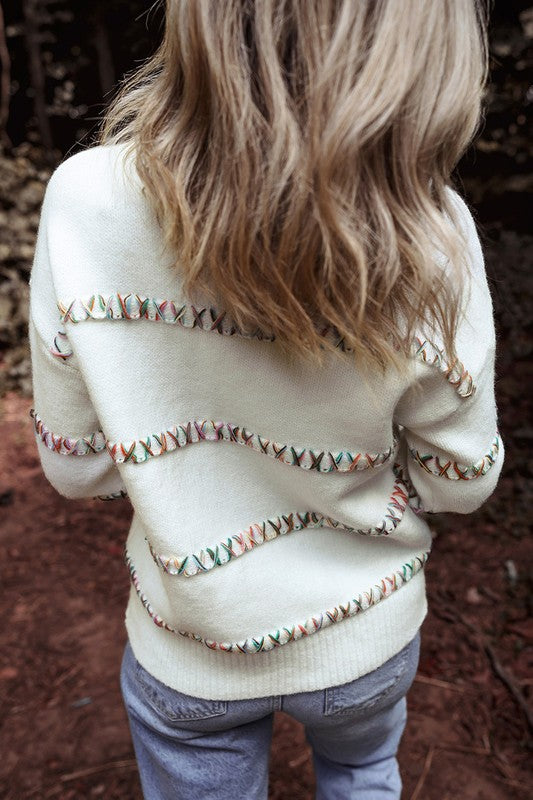 Stilla | Hvid sweater med krydssting og sænkede skuldre