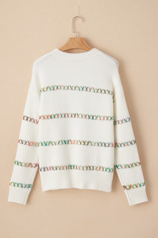 Stilla | Hvid sweater med krydssting og sænkede skuldre