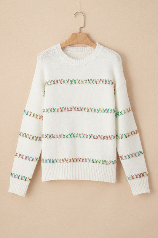Stilla | Hvid sweater med krydssting og sænkede skuldre