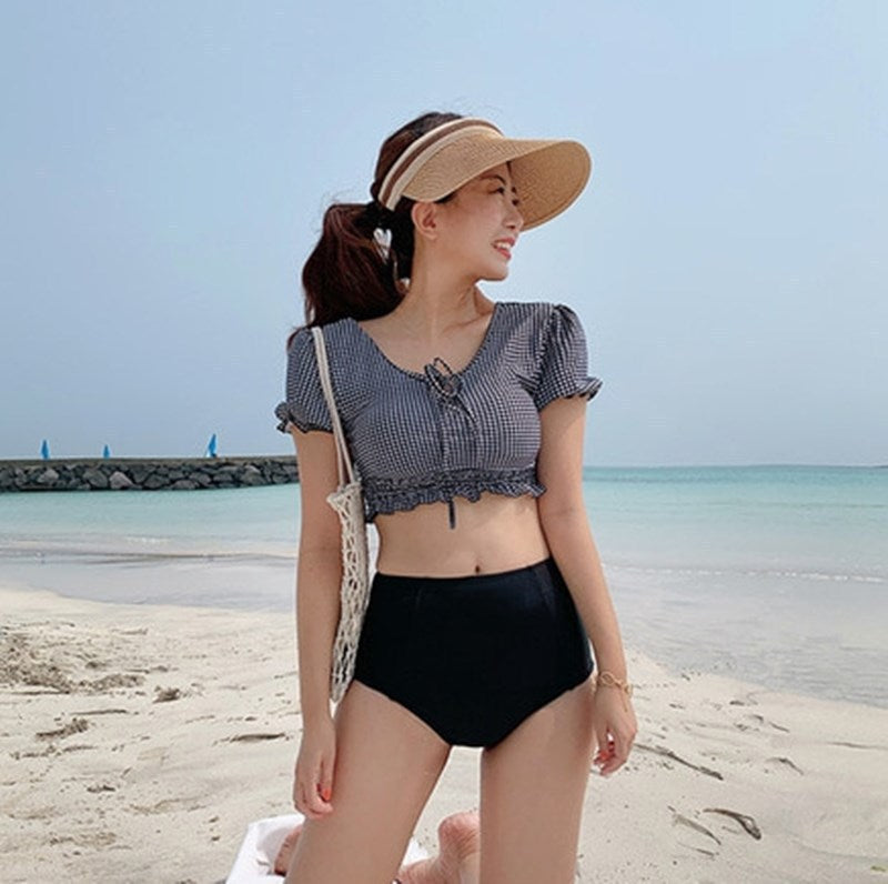Damer cropped top med ruffle kant og charmerende ternet mønster Skovae