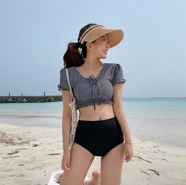 Damer cropped top med ruffle kant og charmerende ternet mønster Skovae