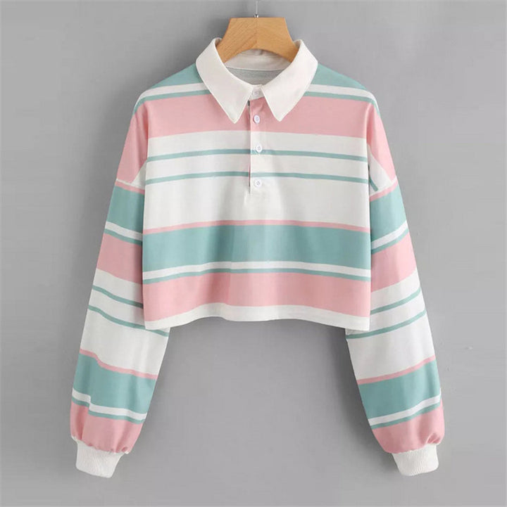 Kvinders polo shirt i et afslappet crop design med et stilfuldt farveblok mønster Skovae