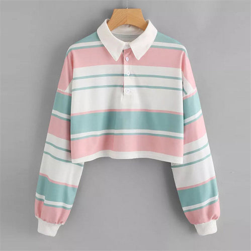 Kvinders polo shirt i et afslappet crop design med et stilfuldt farveblok mønster Skovae