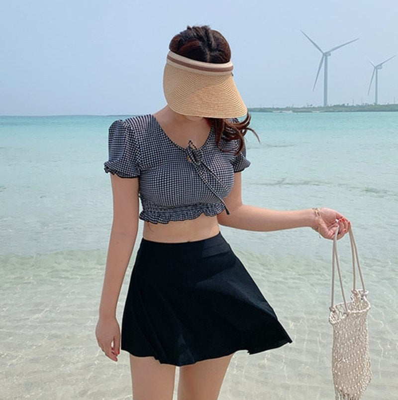 Damer cropped top med ruffle kant og charmerende ternet mønster Skovae