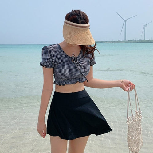 Damer cropped top med ruffle kant og charmerende ternet mønster Skovae