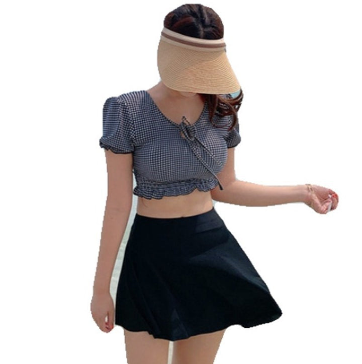 Damer cropped top med ruffle kant og charmerende ternet mønster Skovae