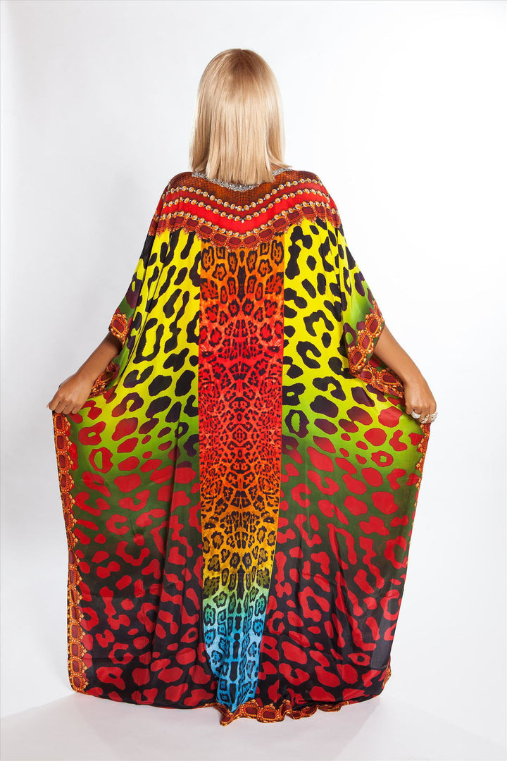 Dame Kaftan med iøjnefaldende multicolor-design og glitrende accenter Stilla
