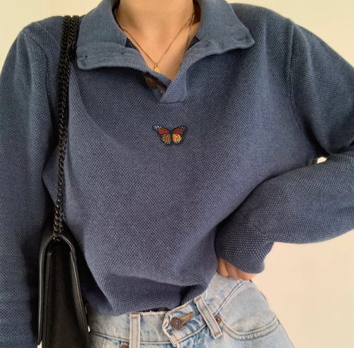 Kvinders sweater i afslappet vaffeldesign med broderet sommerfugl Stilla