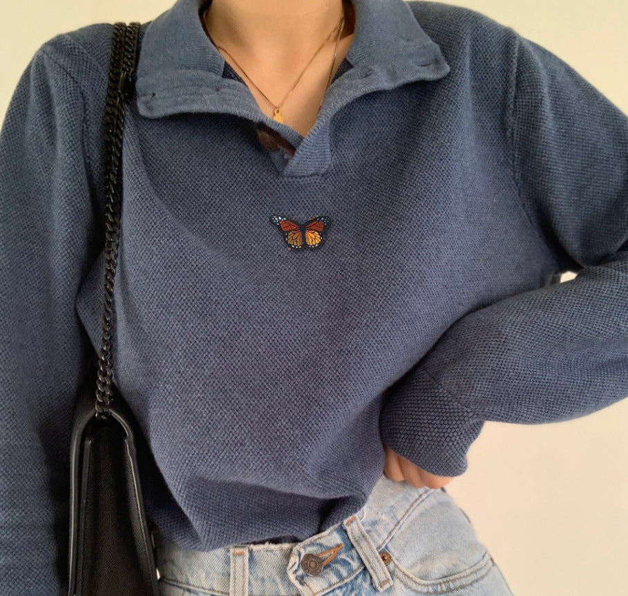 Kvinders sweater i afslappet vaffeldesign med broderet sommerfugl Stilla