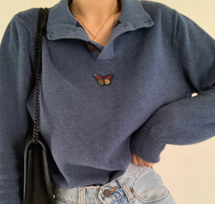 Kvinders sweater i afslappet vaffeldesign med broderet sommerfugl Stilla
