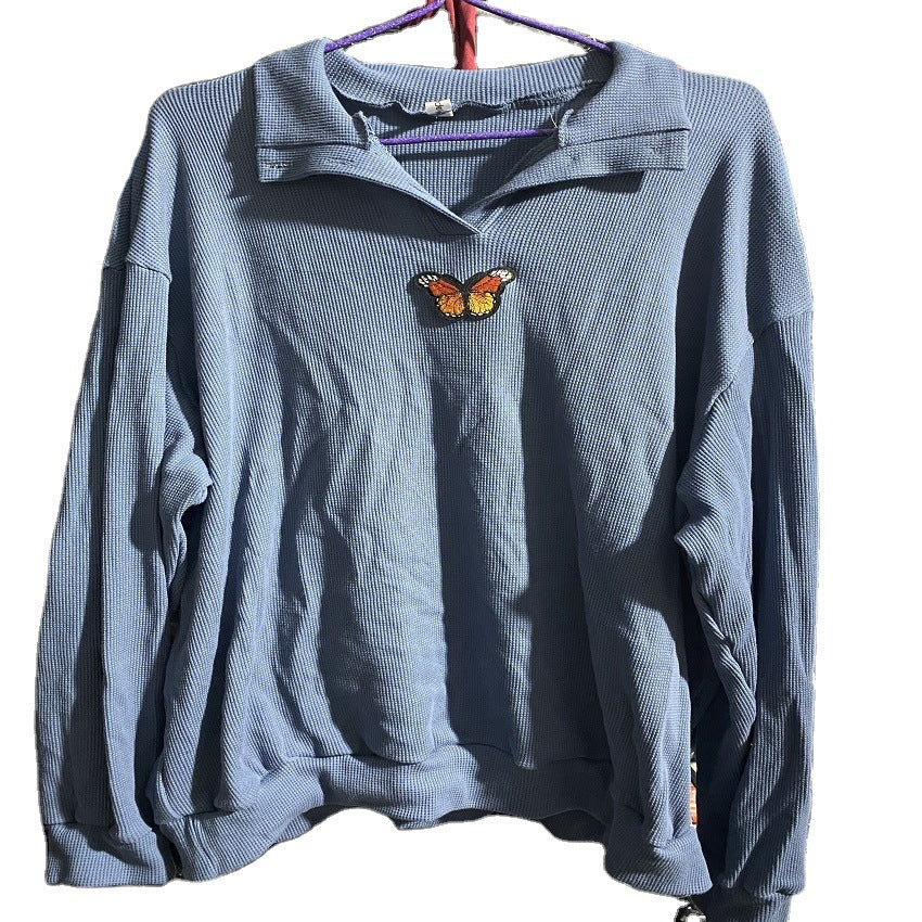 Kvinders sweater i afslappet vaffeldesign med broderet sommerfugl Stilla