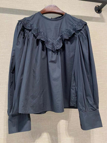 Damebluse med voluminøse puffærmer og romantisk hulmønster Stilla