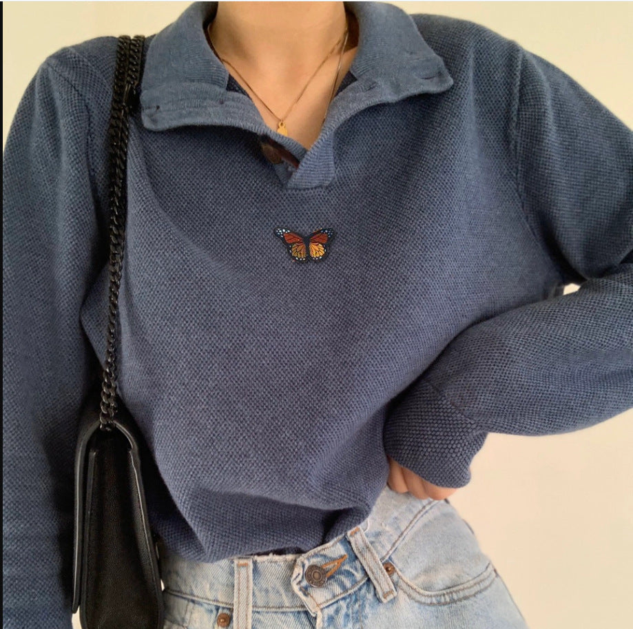 Kvinders sweater i afslappet vaffeldesign med broderet sommerfugl Stilla