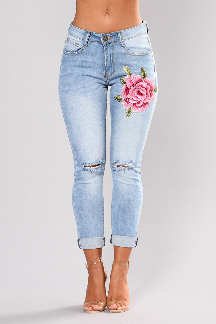 Dame skinny jeans med florale applikationer og moderigtigt used-look Stilla