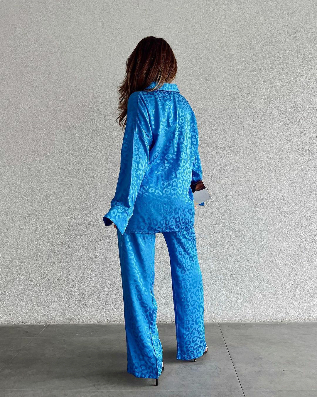 Stilla | Outfit Skjorte og Bukser i trykt Satin Leopard