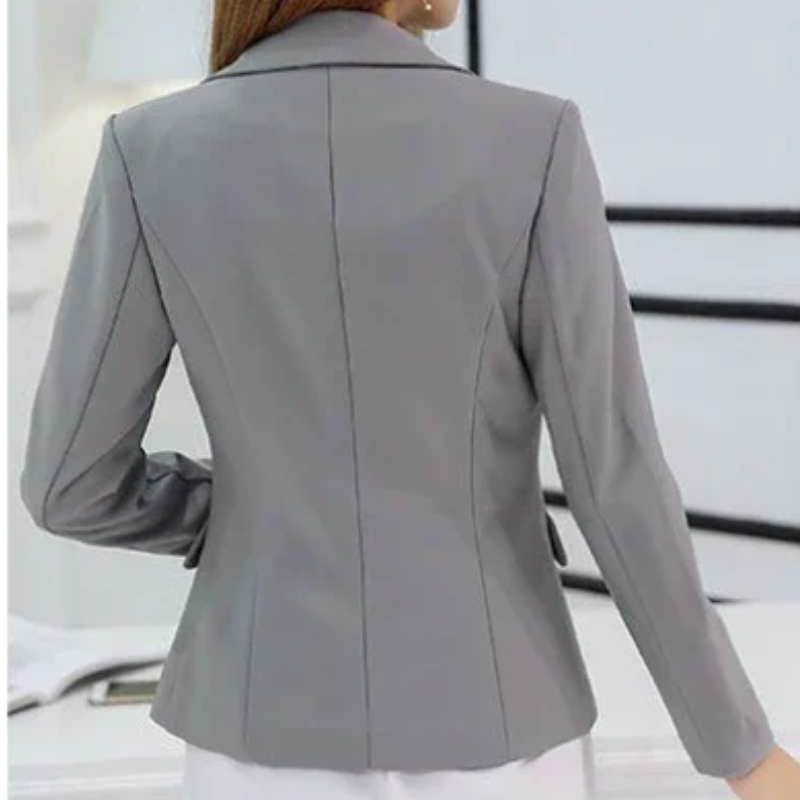 Stilla | Elegant Blazer Til Kvinder Med Knaplukning Ved Anklen
