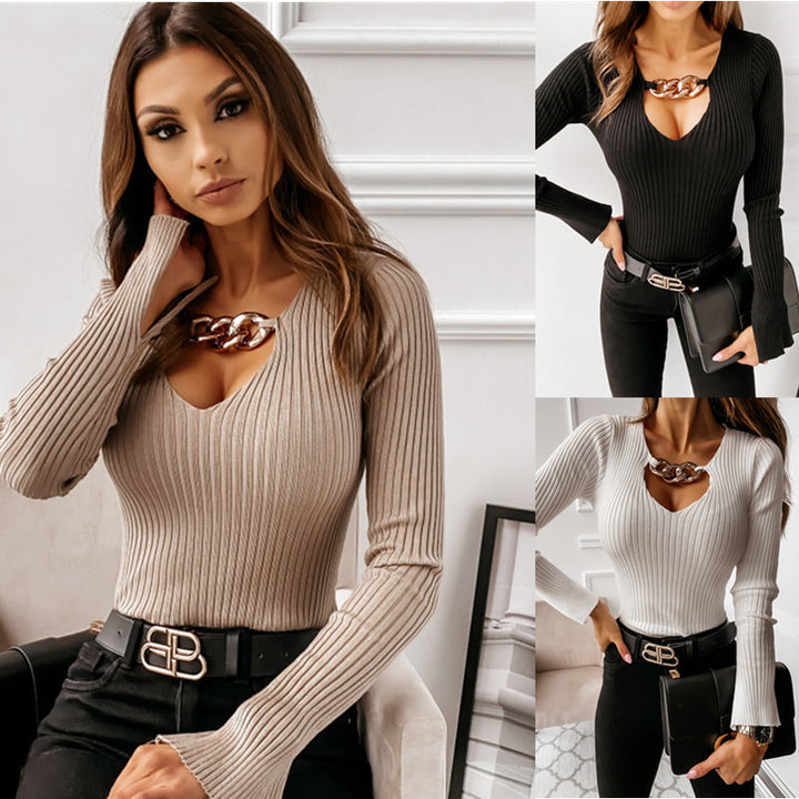 Dame rib-v-hals sweater med kædedetalje Stilla
