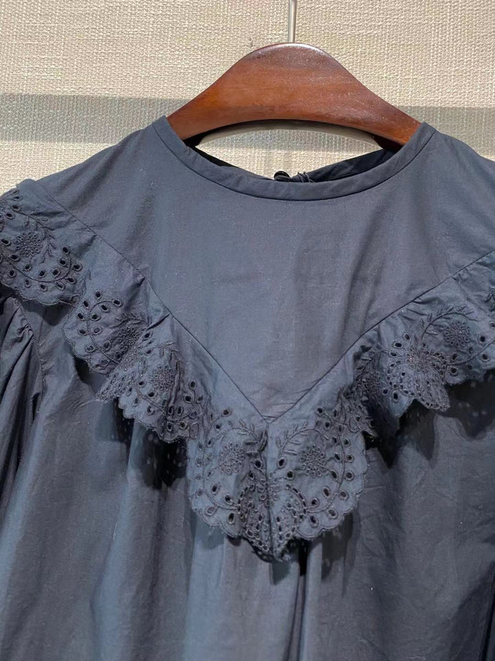 Damebluse med voluminøse puffærmer og romantisk hulmønster Stilla