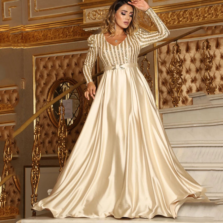 Damer Elegant aftenkjole med skinnende satin og glitrende applikationer Stilla