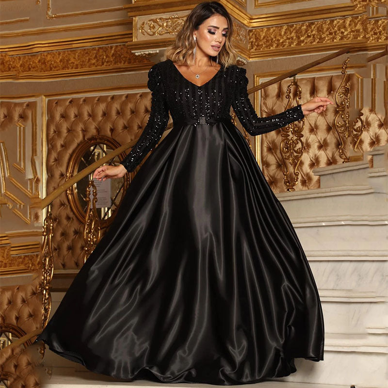Damer Elegant aftenkjole med skinnende satin og glitrende applikationer Stilla