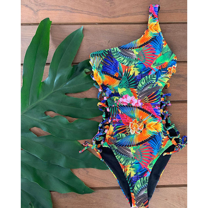 Dame badedragt med asymmetriske cut-outs og trendy flæsedetaljer Stilla
