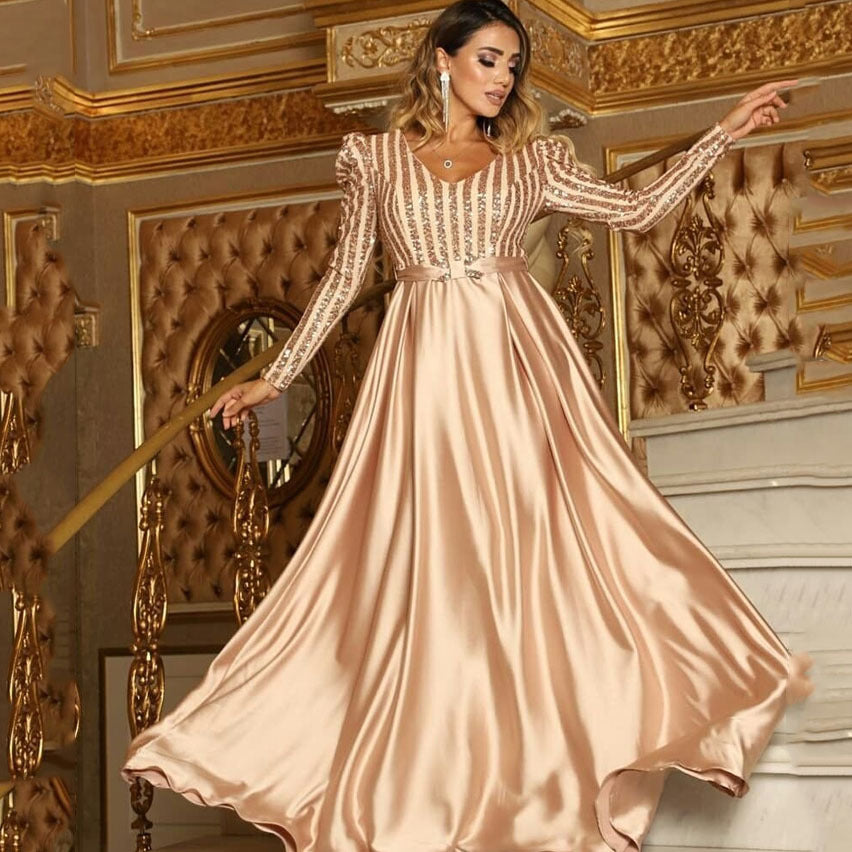 Damer Elegant aftenkjole med skinnende satin og glitrende applikationer Stilla