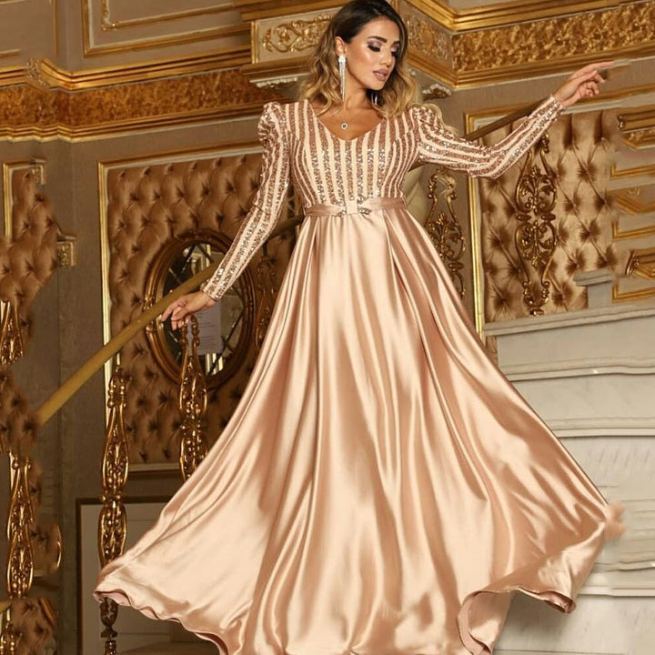 Damer Elegant aftenkjole med skinnende satin og glitrende applikationer Stilla