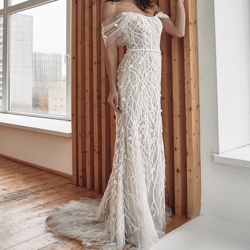 Dame bryllupseng med forførende off-shoulder-design og florale spidsaccenter Stilla