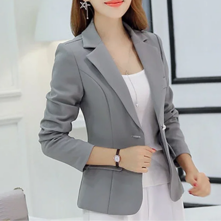 Stilla | Elegant Blazer Til Kvinder Med Knaplukning Ved Anklen